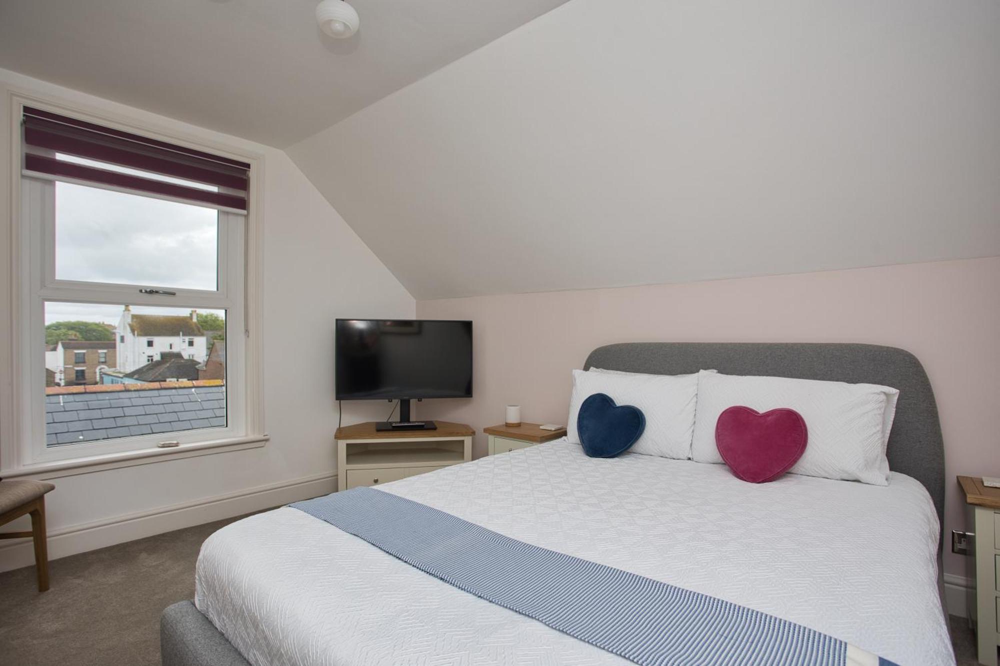 Spacious Seaside Escape In The Heart Of Deal, 4 Mins From The Beach Esterno foto