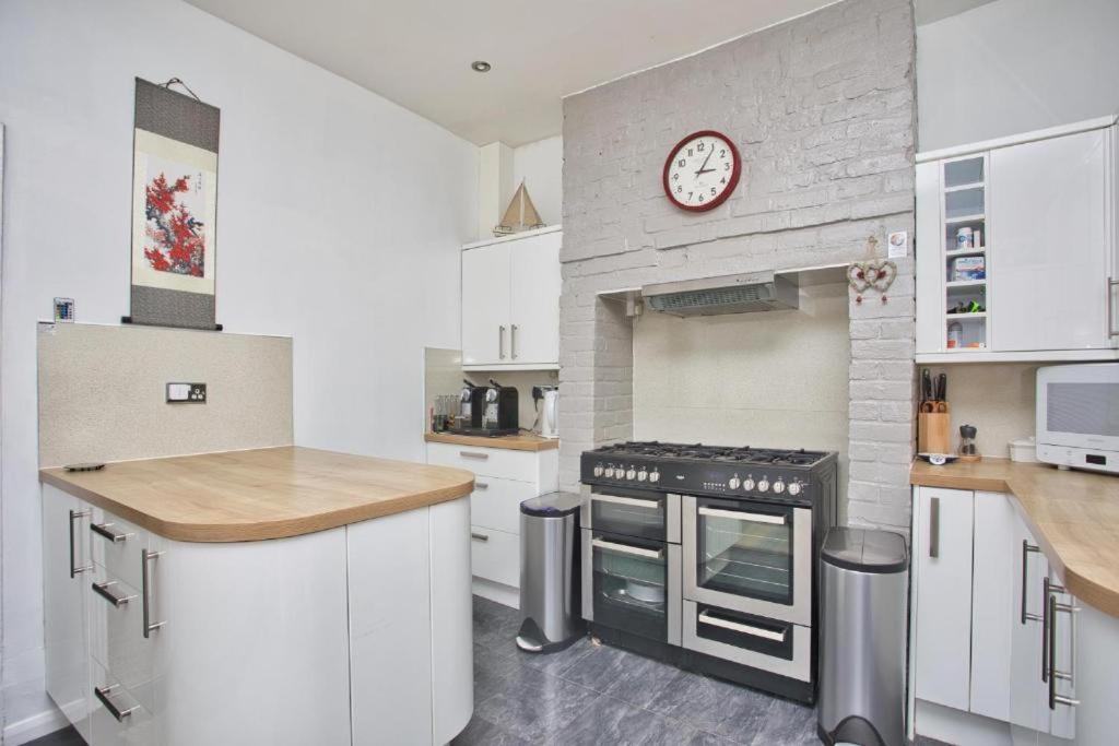Spacious Seaside Escape In The Heart Of Deal, 4 Mins From The Beach Esterno foto
