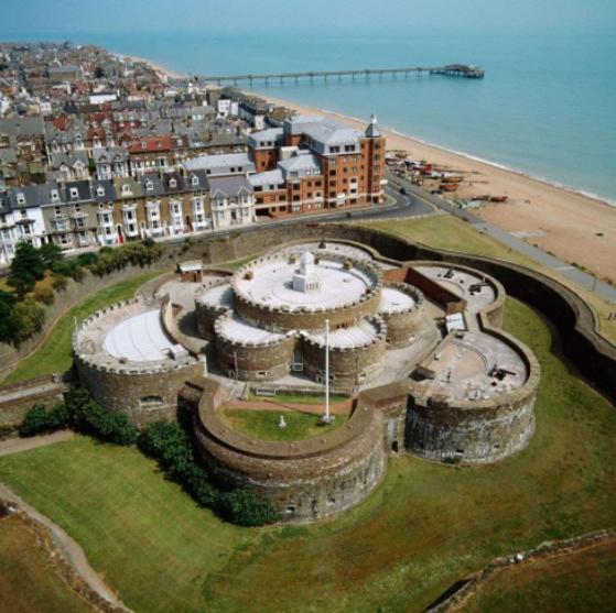 Spacious Seaside Escape In The Heart Of Deal, 4 Mins From The Beach Esterno foto
